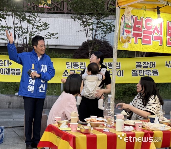 채명신 더불어민주당 경기도의회 용인시 제5선거구 후보가 선거운동을 펼치고 있다.
