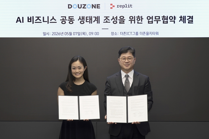 업무협약식에서 지용구 더존비즈온 사장(오른쪽)과 메건 루안 레플릿 글로벌 성장 총괄 헤드가 사진촬영하고 있다. ⓒ더존비즈온