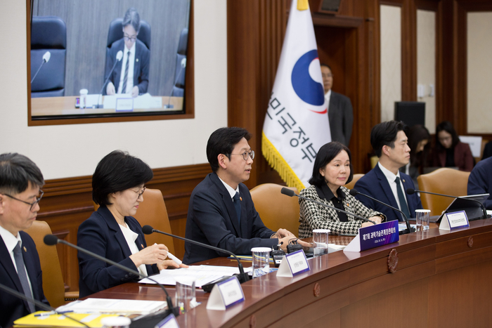 배경훈 부총리 겸 과학기술정보통신부 장관(가운데)이 지난달 16일 정부서울청사 본관 영상회의실에서 '제7회 과학기술관계장관회의' 를 주재하고 있다. (사진=과기정통부)