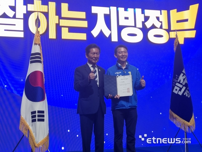 최현덕 더불어민주당 남양주시장 후보(오른쪽)가 7일 고양 킨텍스에서 열린 더불어민주당 공천자대회에서 정청래 당대표로부터 공천장을 받은 후 기념촬영 했다. 최현덕 남양주시장 후보 선거사무실 제공.