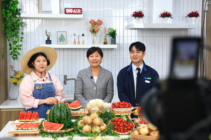 송미령 농림축산식품부 장관(가운데)이 19일 전북 익산원예농협 온라인 스튜디오에서 열린 양파 소비촉진 라이브커머스에 출연해 햇양파와 수박, 방울토마토 등을 소개하고 있다. (사진=농림축산식품부)