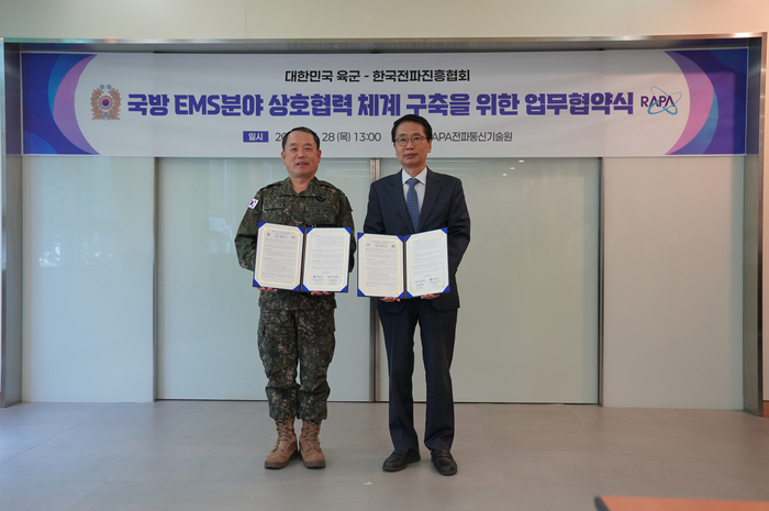 류승하(소장) 육군본부 정보화기획참모부장(왼쪽)과 정흥보 한국전파진흥협회 상근부회장이 28일 한국전파진흥협회 전파통신기술원(송도)에서 상호 협력을 위한 업무협약(MOU)을  체결하고 있다.