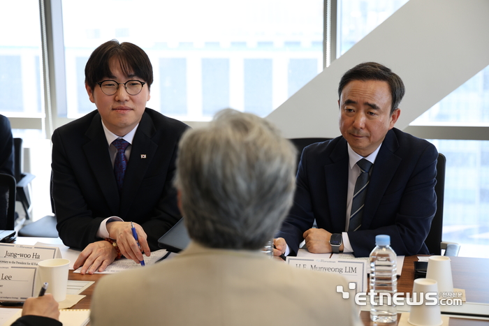 지난달 리사 수 AMD 최고경영자(CEO)와 간담에 참석 중인 하정우 전 청와대 AI미래기획수석(왼쪽)과 임문영 국가인공지능전략위원회 부위원장. ⓒ국가AI전략위원회