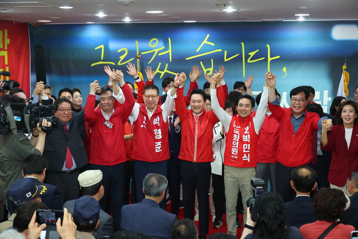 국민의힘 장동혁 대표가 10일 오후 부산 북구에서 열린 박민식 북갑 보궐선거 후보 선거사무소 개소식에서 박 후보와 손을 맞잡고 있다. 연합뉴스