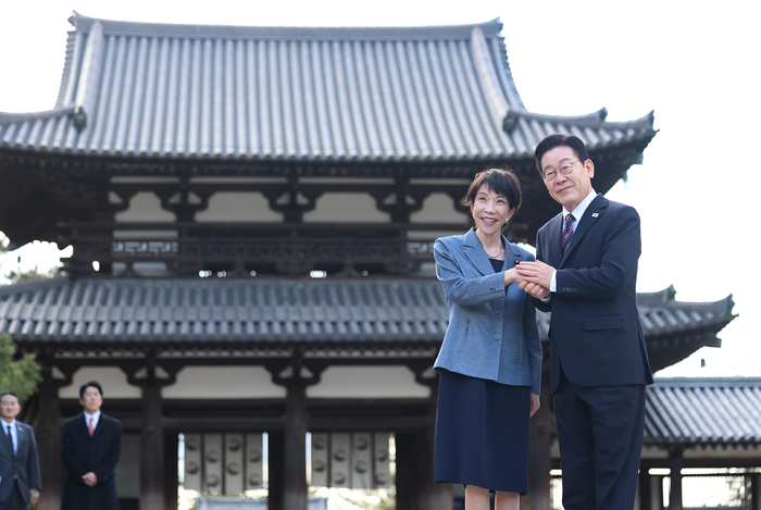 이재명 대통령과 다카이치 사나에 일본 총리가 14일 일본 나라현 대표 문화유적지인 호류지(법륭사)에서 기념촬영을 하고 있다. 2026.1.14 연합뉴스