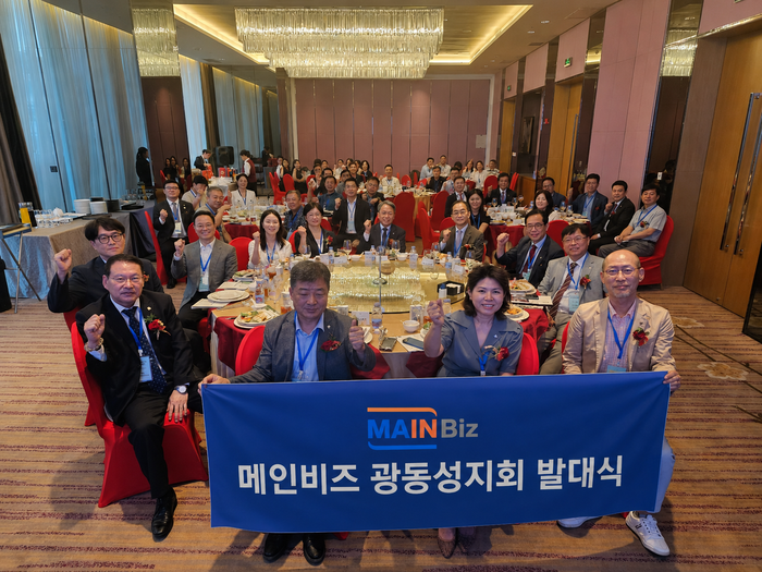 중국 광동성 혜주시 르네상스 호텔에서 열린 '메인비즈협회 중국 광동성지회 창립총회'에서 관계자들이 기념 촬영을 하고 있다.