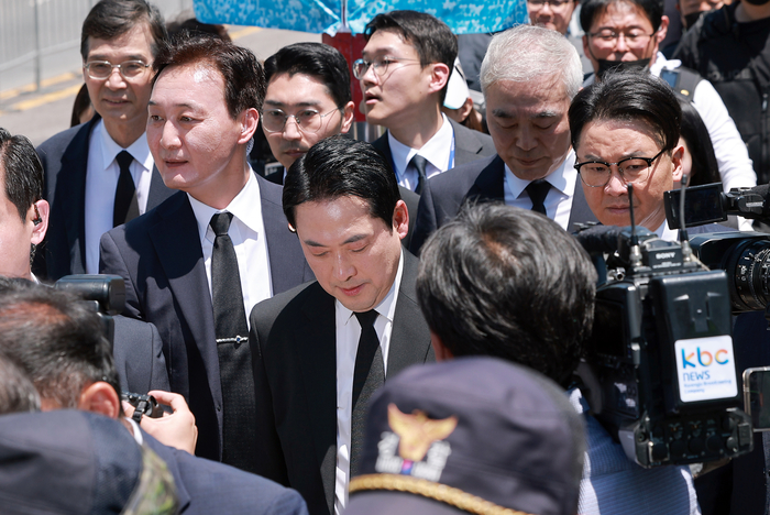국민의힘 장동혁 대표가 18일 광주 5·18 민주광장에서 열린 제46주년 5·18 민주화운동 기념식 참석을 마치고 차량으로 향하고 있다. 연합뉴스