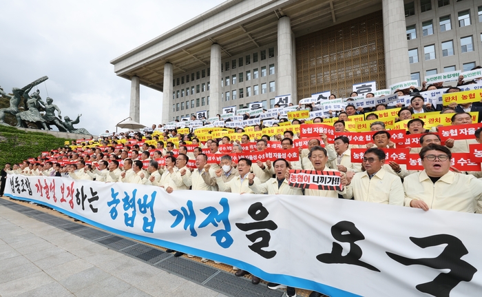 전국 농축협 조합장과 농민들이 지난 달 28일 서울 여의도 국회 앞에서 '농협 자율성 수호 농민공동선언식'을 열고 농협 자율성 수호를 촉구하며 구호를 외치고 있다. (사진=농협중앙회)