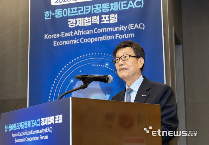 윤진식 한국무역협회 회장이 7일 서울 삼성동 트레이드타워에서 열린 '한-동아프리카공동체(EAC) 경제협력 포럼'에서 개회사를 하고 있다. 무협 제공