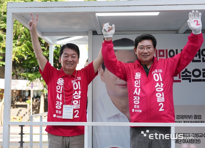 국민의힘 이상일 용인특례시장 후보(오른쪽)와 안철수 국회의원이 31일 기흥구 보정동 카페거리에서 함께 유세 활동을 펼쳤다. 캠프 제공.