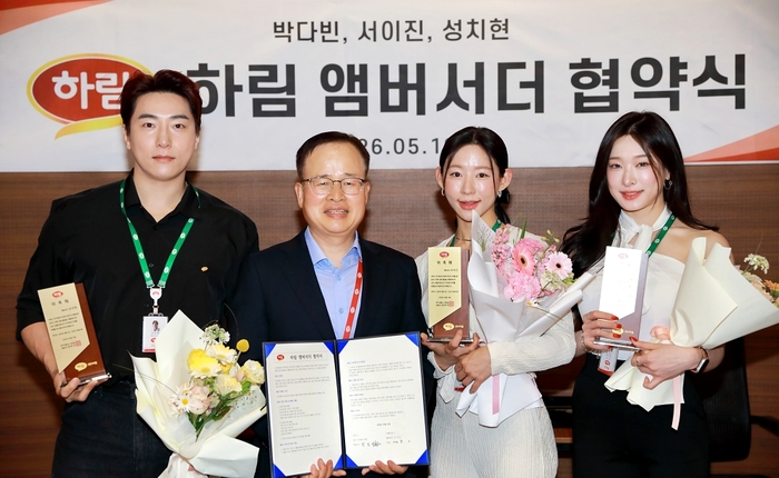 정호석 하림 대표(왼쪽 두 번째)와 2기 앰버서더로 발탁된 성치현(왼쪽 첫 번째), 서이진(오른쪽 두 번째), 박다빈(오른쪽 첫 번째)