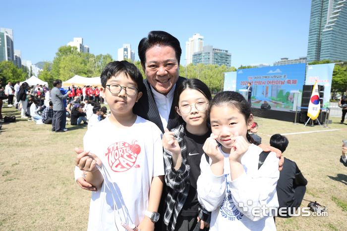 최대호 더불어민주당 안양시장 후보가 5일 '104주년 어린이날'을 맞아 열린 어린이날 행사에 참석해 어린이들과 기념 촬영했다.