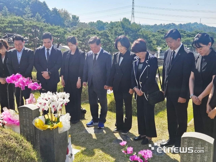 박승원 더불어민주당 광명시장 후보(왼쪽 다섯 번째)가 18일 5·18 민주화운동 46주년을 맞아 광주 국립 5·18 민주묘지를 참배했다.
