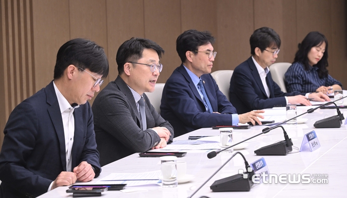 K-뉴딜 아카데미 10대그룹 간담회가 산업통상부와 고용노동부 공동주관으로 13일 서울 중구 대한상공회의소에서 열렸다. 문신학 산업통상부 차관이 모두발언을 하고 있다.
박지호기자 jihopress@etnews.com