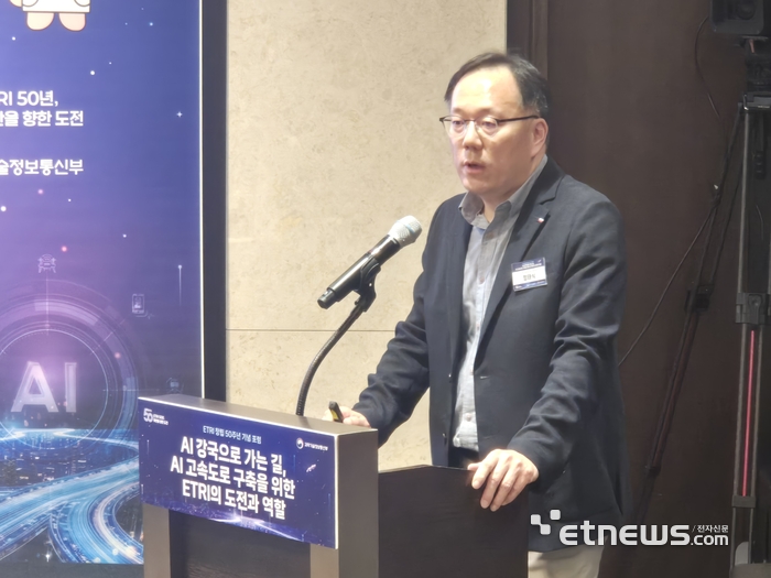 정태식 ETRI 네트워크연구본부장(사진)은 13일 서울 양재동 엘타워에서 열린 'AI 고속도로 포럼'에서 ETRI가 정부의 AI 고속도로 구축, 우리나라의 'AI G3' 도약에 기여하겠다고 강조했다.