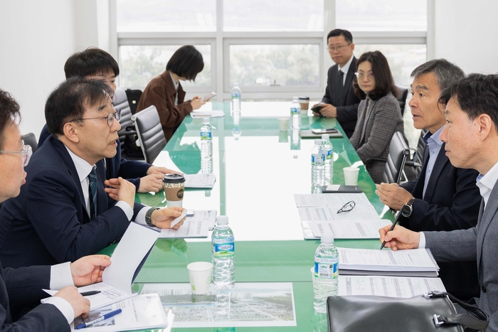 김윤덕 국토교통부 장관이 지난 달 경부고속도로 기흥 휴게소를 방문, 휴게소 개혁 방안을 논의하고 있다. (사진=국토교통부)