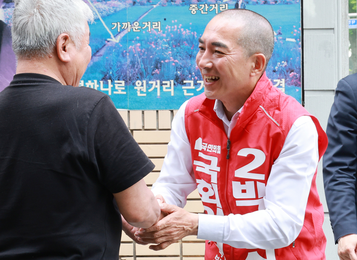국민의힘 박민식 부산 북갑 국회의원 보궐선거 후보가 25일 오후 부산 북구 만덕동 일원에서 주민들과 인사하고 있다. 연합뉴스