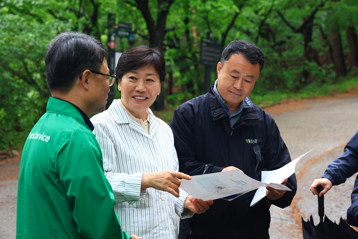 송미령 농림축산식품부 장관이 3일 충남 홍성군 동서트레일 12구간을 찾아 노선 운영 상황을 점검하고 있다. (사진=농림축산식품부)