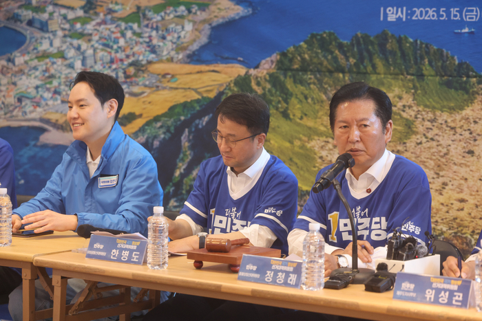 15일 제주시 연북로 위성곤 제주지사 후보 선거사무소에서 열린 더불어민주당 중앙선거대책위 현장 회의에서 정청래 대표가 발언하고 있다. 연합뉴스