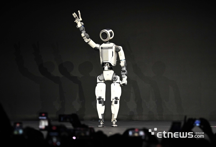 지난 1월 세계 최대 가전·정보기술(IT) 전시회 'CES 2026' 개막을 하루 앞두고 미국 네바다주 라스베이거스 만달레이베이에서 열린 현대차그룹 프레스 컨퍼런스에서 차세대 전동식 아틀라스 시제품이 손인사하고 있다. 라스베이거스=이동근기자 foto@etnews.com