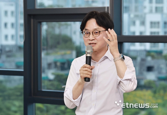 김정관 산업통상부 장관이 27일 저녁 세종에서 출입기자단과의 간담회에서 발언하고 있다. 산업부 제공