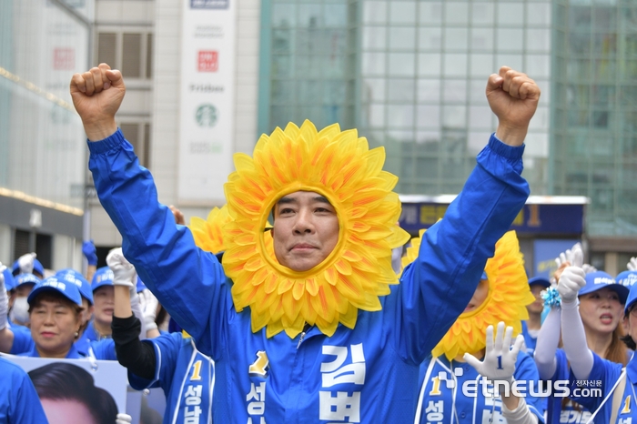 김병욱 더불어민주당 성남시장 후보가 시민 참여형 선거송과 해바라기 소품을 선거운동에 활용하고 있다.