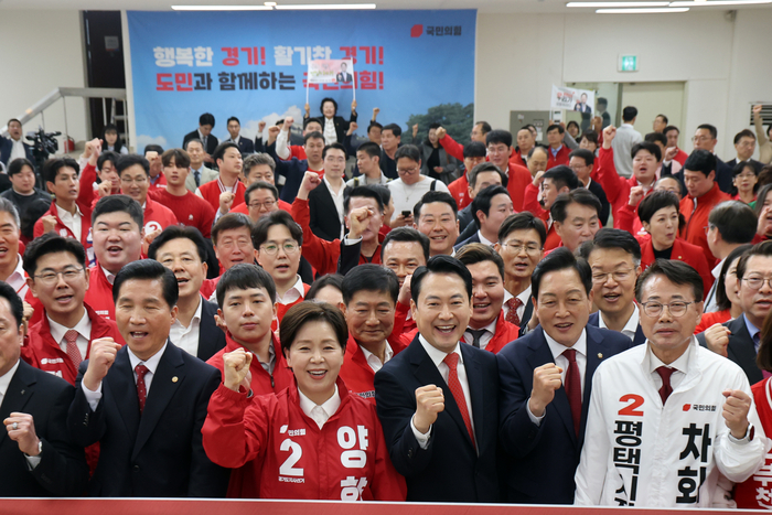 6일 경기도 수원시 장안구 국민의힘 경기도당에서 열린 '제9회 전국동시지방선거 경기도당 필승 결의대회'에서 장동혁 대표가 양향자 경기도지사 후보 등 참석자들과 파이팅을 외치고 있다. 연합뉴스