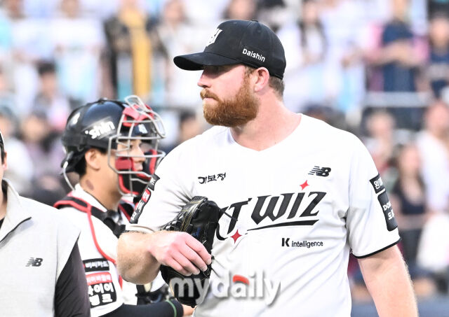 23일 오후 경기도 수원시 조원동 수원KT위즈파크에서 진행된 '2026 프로야구 KBO리그' KT위즈와 NC다이노스의 경기. KT 사우어가 6회초 1사에서 김주원에 사구를 던진 뒤 교체되고 있다./수원=송일섭 기자