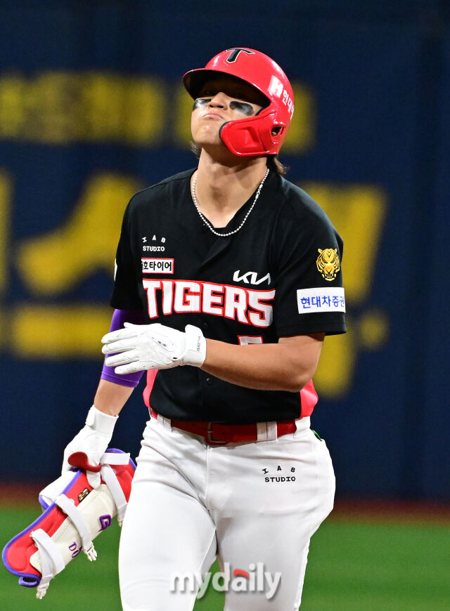 2026년 5월 26일 오후 서울 고척스카이돔에서 열린 '2026 신한 SOL KBO리그' KIA 타이거즈와 키움 히어로즈의 경기. KIA 김도영이 7회초 2사 만루서 3타점 2루타를 친 뒤 아쉬워하고 있다./고척=유진형 기자 zolong@mydaily.co.kr