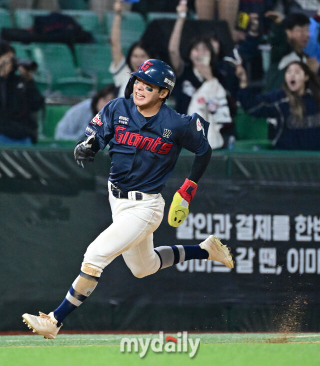 롯데 장두성이 1일 SSG전에서 전력질주하고 있다./SSG랜더스필드=유진형 기자