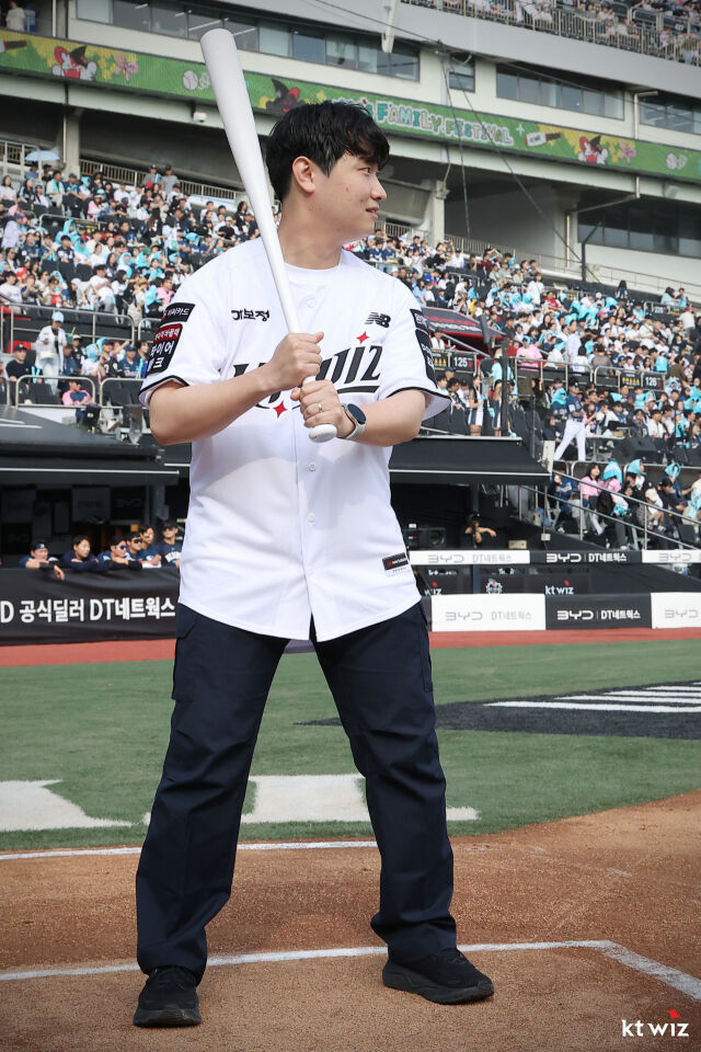 김현승 소방교가 5월 23일 시타를 하고 있다./KT 위즈 제공