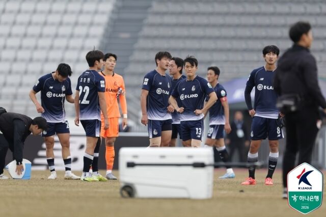 서울 이랜드가 3일 오후 2시 목동종합운동장에서 김포FC와 10라운드 홈 경기를 치른다. 부산 아이파크에 패배한 뒤 아쉬워하고 있는 서울 이랜드 선수단./프로축구연맹 제공