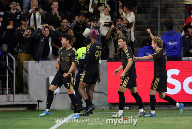 LAFC의 손흥민(왼쪽)이 2026년 4월 미국 LA에서 열린 톨루카와의 2026시즌 북중미축구연맹 챔피언스컵 4강 1차전에서 LAFC의 결승골 이후 환호하고 있다./게티이미지코리아