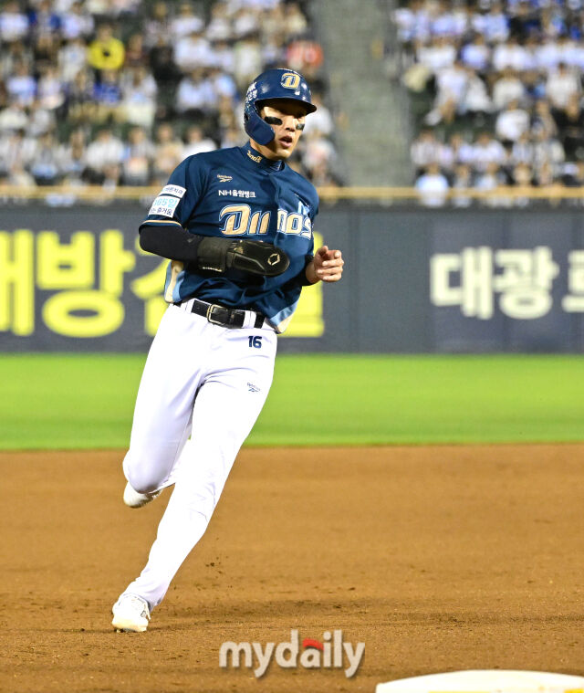 2026년 5월 19일 오후 서울 잠실구장에서 열린 '2026 신한 SOL KBO리그' NC 다이노스와 두산 베어스의 경기. NC 1루 주자 도태훈이 5회초 2사 1루서 박시원의 안타 때 3루를 밟고 있다./마이데일리