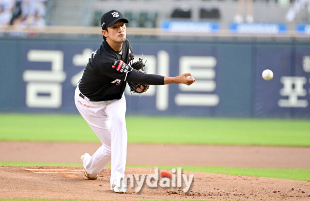 2026년 5월 28일 오후 서울 잠실구장에서 열린 '2026 신한 SOL KBO리그' KT 위즈와 두산 베어스의 경기. KT 선발투수 고영표가 역투하고 있다./잠실=유진형 기자