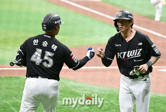 [MD포토] 김민혁 '밀어내기 볼넷으로 득점 성공'