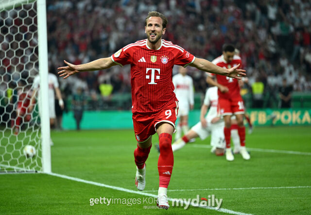 바이에른 뮌헨이 24일 베를린 올림픽경기장에서 열린 DFB-포칼 결승전에서 슈투트가르트를 3-0으로 제압하고 우승을 차지했다. 골을 넣은 뒤 세레머니를 하고 있는 해리 케인./게티이미지코리아