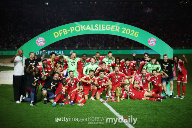 바이에른 뮌헨이 24일 베를린 올림픽경기장에서 열린 DFB-포칼 결승전에서 슈투트가르트를 3-0으로 제압하고 우승을 차지했다. 경기가 끝난 뒤 우승 세레머니를 하고 있는 뮌헨./게티이미지코리아
