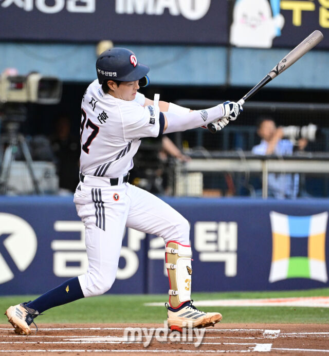 2026년 5월 28일 오후 서울 잠실구장에서 열린 '2026 신한 SOL KBO리그' KT 위즈와 두산 베어스의 경기. 두산 박지훈이 1회말 1사 2루서 1타점 2루타를 치고 있다./잠실=유진형 기자
