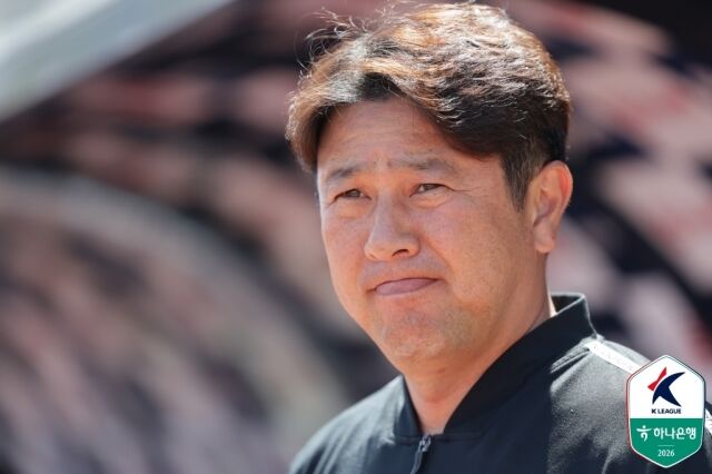 서울 이랜드가 3일 목동종합운동장에서 김포FC와 홈 경기를 치른다. 김도균 서울 이랜드 감독이 경기를 지켜보고 있다./프로축구연맹 제공