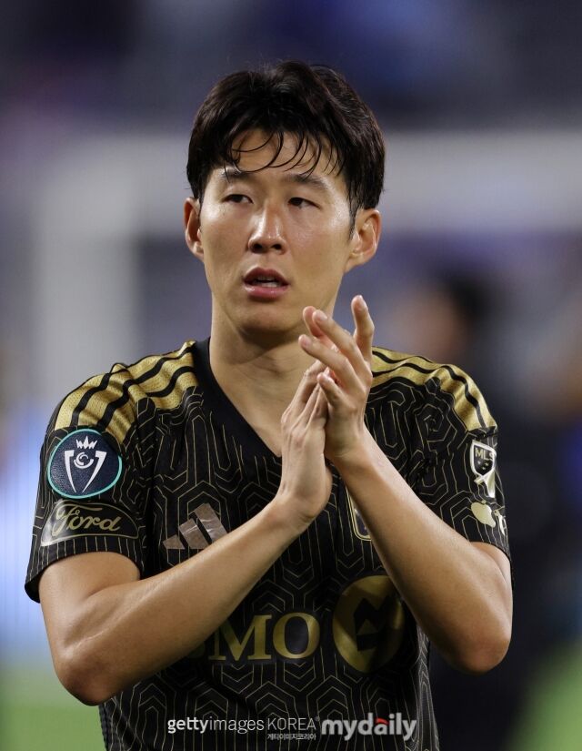 손흥민(LAFC)이 지난달 7일 크루스 아술과의 경기가 끝난 뒤 팬들에게 인사를 하고 있다./게티이미지코리아