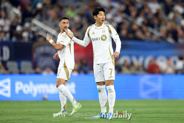 LAFC의 손흥민(사진 오른쪽)이 2일 샌디에고와의 경기에서 위치를 지시하고 있다./게티이미지코리아