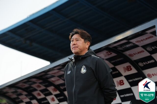 서울 이랜드가 24일 목동종합운동장에서 성남FC와 정규리그 13라운드 홈 경기를 치렀다. 경기를 지켜보고 있는 김도균 서울 이랜드 감독./프로축구연맹 제공