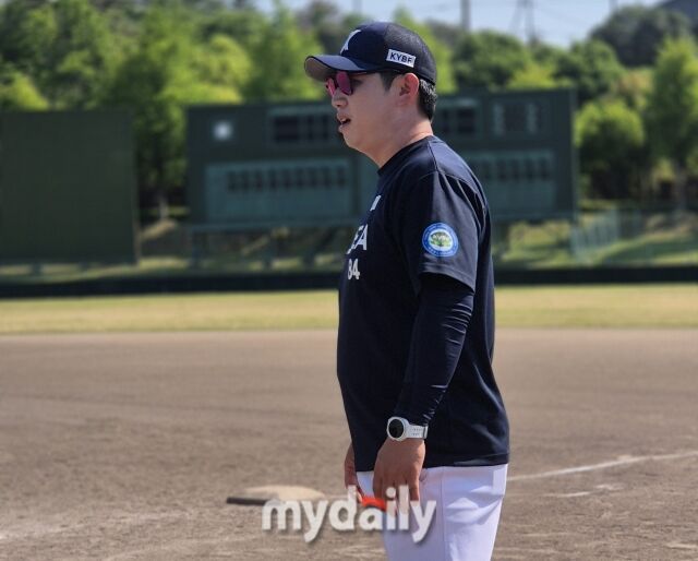 대한유소년야구연맹 21기 대표팀이 17일 보카이파크 유소년야구장에서 열린 일본 지역팀과의 국제교류전 3일 차 경기에서 4-7로 패배했다. 선수들을 지도하고 있는 박민철 구리시유소년야구단 감독./미키야마소고 코엔 야 베이스볼 필드(일본)=노찬혁 기자