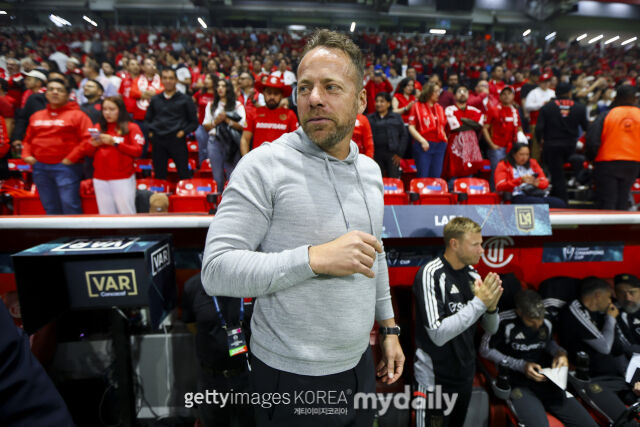LAFC 마크 도스 산토스 감독이 7일 펼쳐진 톨루카와의 ‘2026 북중미카리브축구연맹(CONCACAF) 챔피언스컵’ 준결승 2차전을 지켜보고 있다./게티이미지코리아