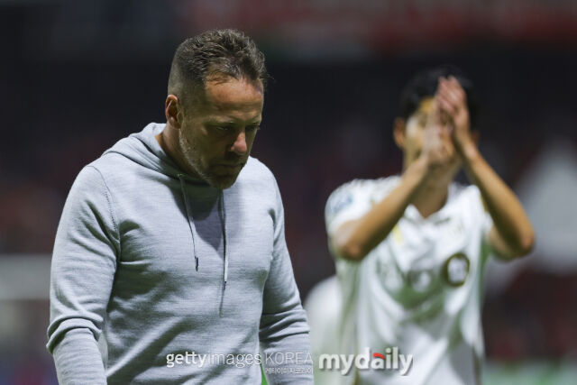 LAFC의 도스 산토스 감독이 2026년 5월 열린 톨루카와의 2026시즌 북중미축구연맹 챔피언스컵 4강 2차전 0-4 패배 후 경기장을 빠져 나가고 있다./게티이미지코리아