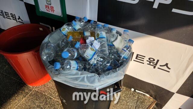 한석현이 혼자 가득 채웠다고 주장하는(?) 쓰레기통./수원=김경현 기자
