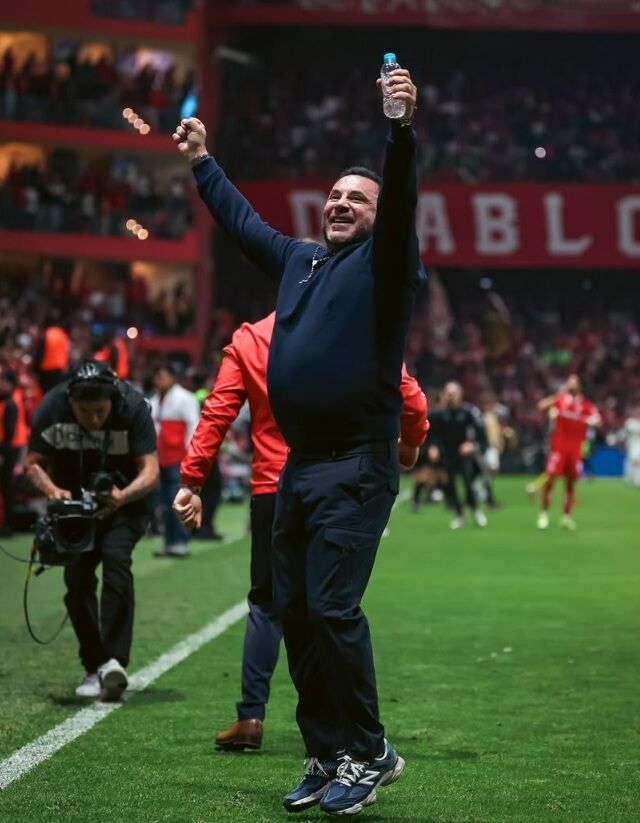 톨루카의 모하메드 감독이 7일 멕시코 톨루카에서 열린 LAFC와의 2026시즌 북중미축구연맹 챔피언스컵 4강 2차전에서 환호하고 있다./톨루카