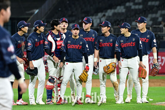 6일 경기도 수원 KT위즈파크에서 열린 '2026 신한 SOL BANK KBO리그' 롯데 자이언츠 와 KT 위즈 경기. 롯데가 8-1로 KT에 승리 후 기뻐하고 있다./수원=한혁승 기자