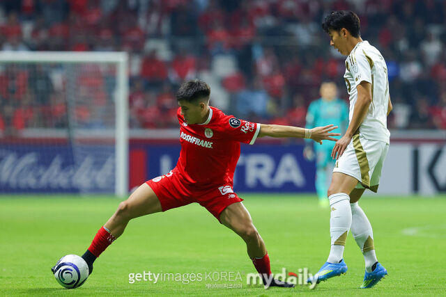 LAFC 손흥민(사진 오른쪽)이 7일 펼쳐진 톨루카와의 ‘2026 북중미카리브축구연맹(CONCACAF) 챔피언스컵’ 준결승 2차전에서 수비를 하고 있다./게티이미지코리아